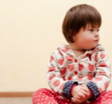 Zittend kindje in pyjama